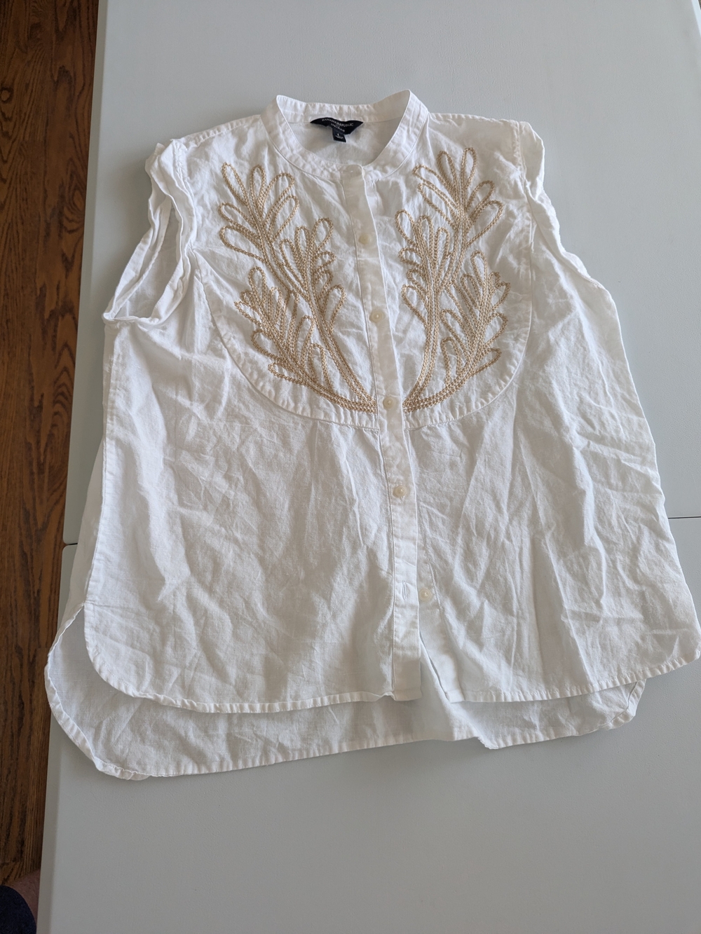 Banana Republic White Sleeveless Button-Down Top with Beige Embroidery - Picture 5 of 5